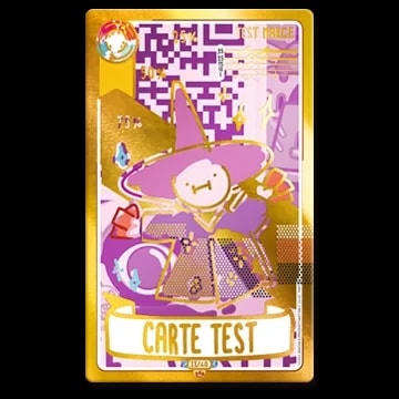Carte de jeu à collectionner dorée et violette représentant un personnage stylisé en sorcier au centre, avec l'inscription Carte Test en bas sur une bannière. Fond avec motifs géométriques et QR code.