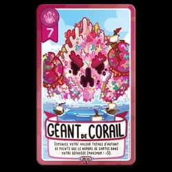 Carte de jeu "Géant de corail" avec une illustration de monstre rose en corail émergeant de l'océan entouré de petits navires. Valeur 7, symbole de potion et texte de règle explicatif.