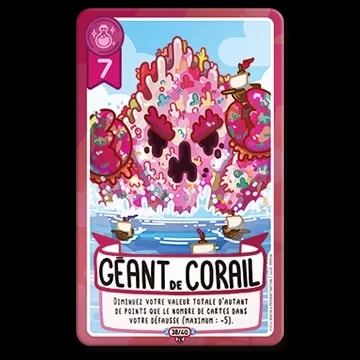 Carte de jeu "Géant de corail" avec une illustration de monstre rose en corail émergeant de l'océan entouré de petits navires. Valeur 7, symbole de potion et texte de règle explicatif.