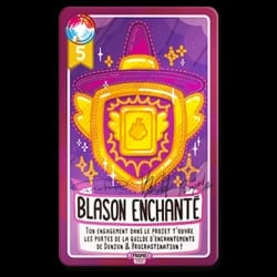 Carte de jeu "Blason Enchanté" avec un bouclier doré ailé sur fond violet, marquée du chiffre 5 et d'un texte décrivant l'appartenance à la guilde de Donjon & Procrastination.