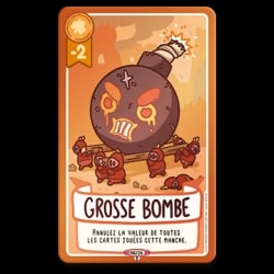 Carte de jeu Grosse Bombe : une bombe anthropomorphe portée par des petits personnages rouges. Valeur -2, texte : annulez la valeur de toutes les cartes jouées cette manche. 06/26.