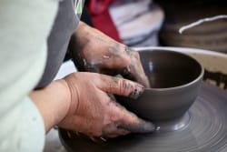 Mains façonnant une pièce de céramique