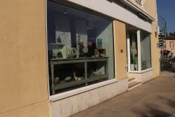 Vitrine de l’atelier-boutique Carrément Bol