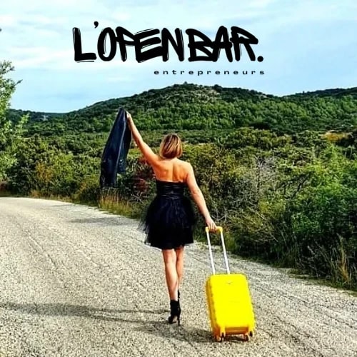 Une femme en robe noire marche sur une route de campagne avec une valise jaune, portant une veste à bout de bras. Titre L'OPENBAR. entrepreneurs au-dessus.