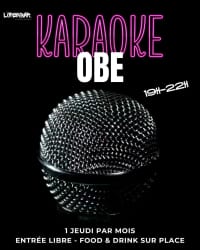 Affiche noire annonçant une soirée karaoké avec un gros microphone argenté, le jeudi une fois par mois, de 19 h à 22 h, entrée libre et restauration sur place.