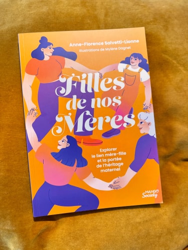 Affiche pour l'événement HÉRITAGES à Nantes, illustrée avec des portraits colorés de personnes diverses, entourés de fleurs, annonçant des discussions, DJ sets, open mic et ateliers pour enfants.