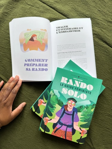 Affiche pour l'événement HÉRITAGES à Nantes, illustrée avec des portraits colorés de personnes diverses, entourés de fleurs, annonçant des discussions, DJ sets, open mic et ateliers pour enfants.