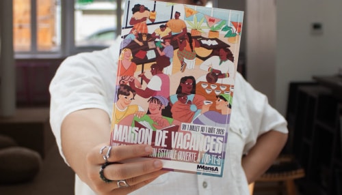 Affiche pour l'événement HÉRITAGES à Nantes, illustrée avec des portraits colorés de personnes diverses, entourés de fleurs, annonçant des discussions, DJ sets, open mic et ateliers pour enfants.