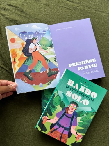 Affiche pour l'événement HÉRITAGES à Nantes, illustrée avec des portraits colorés de personnes diverses, entourés de fleurs, annonçant des discussions, DJ sets, open mic et ateliers pour enfants.