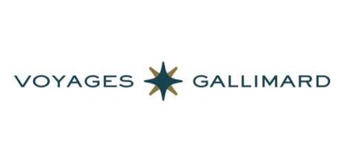 Logo de Voyages Gallimard, composé du texte en lettres capitales sombres séparé par une étoile stylisée à huit branches alternant bleu sombre et doré.