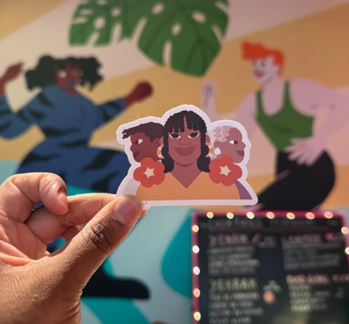 Affiche pour l'événement HÉRITAGES à Nantes, illustrée avec des portraits colorés de personnes diverses, entourés de fleurs, annonçant des discussions, DJ sets, open mic et ateliers pour enfants.