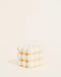 Bougie blanche Fiamme sculptée en forme de torsades sur fond blanc