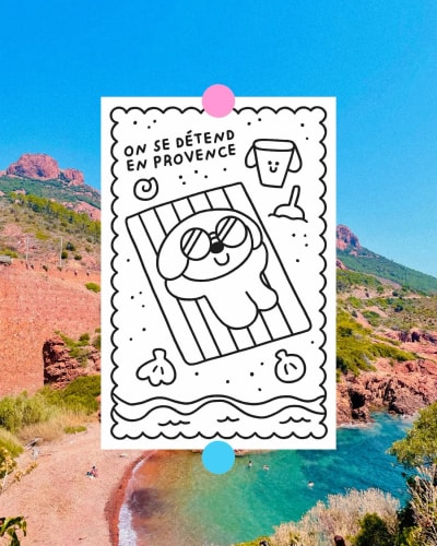 Un dessin en noir et blanc d'un chien avec des lunettes de soleil sur une serviette, avec le texte "On se détend en Provence", superposé sur un paysage côtier ensoleillé avec des roches rouges.