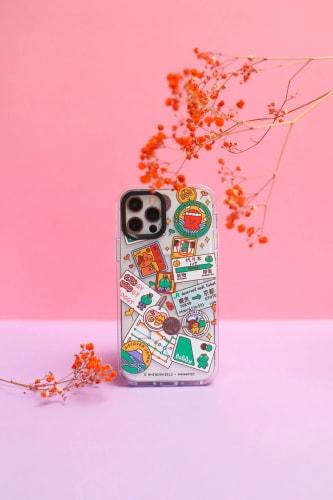 Une illustration sur un canevas à broder d'un ours brun tenant une glace un dango de couleur rose, blanc et vert