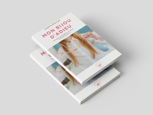 Deux exemplaires du livre 'Mon bijou d'adieu' de Sophie Dionet, empilés l'un sur l'autre, dont la couverture a été réalisée par l'équipe de l'Agence Vitrine