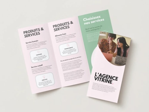 Brochure ouverte présentant les produits et services de l'Agence Vitrine