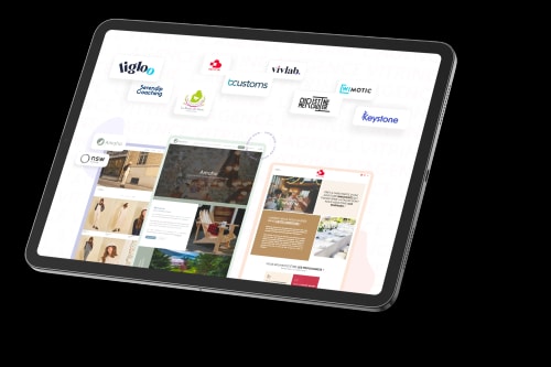 Une tablette affichant les différentes réalisations de l'Agence Vitrine, dont des identités visuelles, logos, site internet, supports de communication, etc.