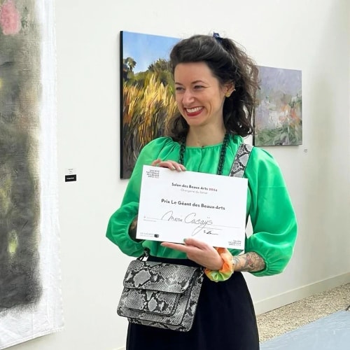 Portrait d'une illustratrice dans son atelier