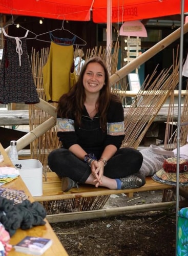 Créatrice textile travaillant dans son atelier