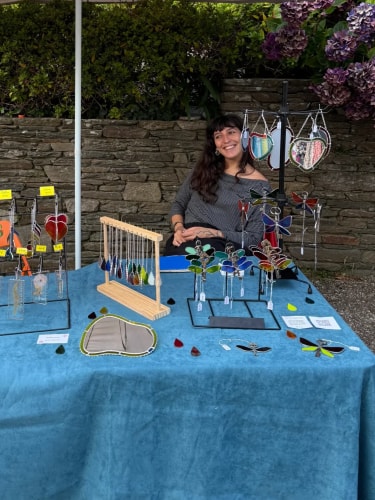 Créatrice textile travaillant dans son atelier