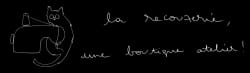 Dessin au trait d’un chat derrière une machine à coudre, accompagné de l’inscription manuscrite « la ressourcerie ».