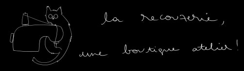 Dessin au trait d’un chat derrière une machine à coudre, accompagné de l’inscription manuscrite « la ressourcerie ».