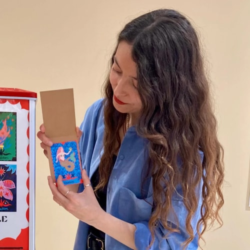 Portrait d'une illustratrice dans son atelier