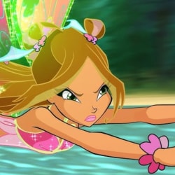 Flora des Winx, fée aux cheveux longs blonds en tenue rose avec des ailes colorées, regard déterminé, en train de voler ou d'atteindre quelque chose.