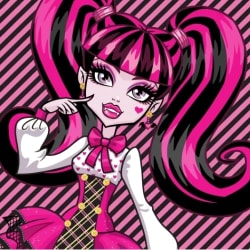 Draculaura, personnage de Monster High, illustration d'une poupée stylisée avec de longs cheveux roses et noirs coiffés en deux couettes, portant une robe rose avec un nœud papillon et un corset à motifs, sur un fond rayé rose et noir.