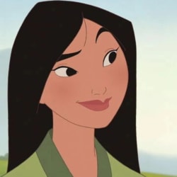 Mulan dans le film Disney éponyme, jeune femme aux longs cheveux noirs, regardant sur le côté avec un léger sourire, portant une tenue verte.