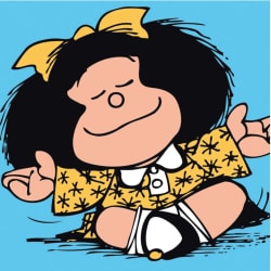 Mafalda de Quino, personnage d'une petite fille assise en tailleur avec les yeux fermés, un sourire satisfait, un grand nœud jaune dans les cheveux noirs et une robe jaune à motifs noirs, sur fond bleu.