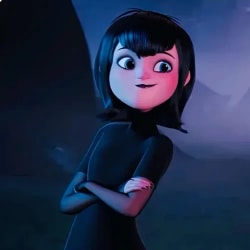 Mavis Dracula dans Hotel Transylvania, personnage féminin animé avec les cheveux noirs courts et une robe noire, les bras croisés, regardant sur le côté avec un léger sourire dans un environnement sombre.