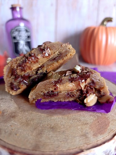 Cookie cacahuètes, pépites de chocolat noir et cœur beurre de cacahuètes