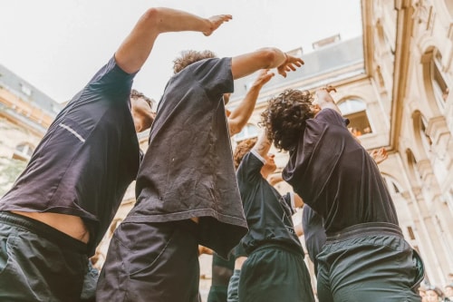 artivistes lors d'une performance d'art engagé "Résiste" sur l'urgence écologique