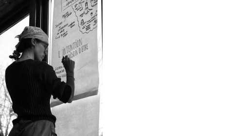 artiviste qui écrit l'intention et les valeurs du collectif Le Bruit qui court