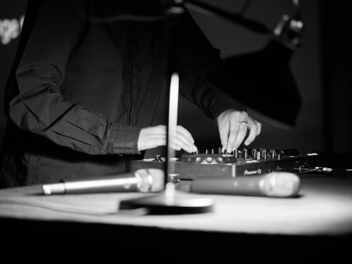 artiviste et créatrice sonore lors d'une performance artiviste