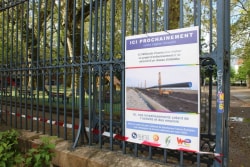 panneau de construction d'un faux oléoduc pour le canular WECOP, une action artiviste pour dénoncer EACOP