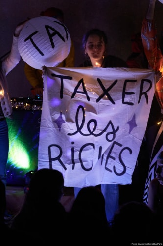 déambulation créative pour parler de la taxe des superprofits dans l'espace public
