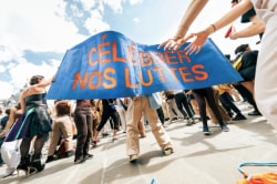 artivistes lors d'une déambulation artistique La Magma, sur le thème célébrer nos luttes