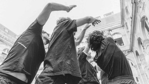 artivistes lors d'une performance d'art engagé "Résiste" sur l'urgence écologique