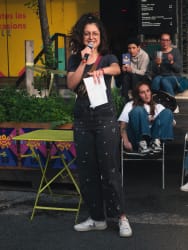 artiviste lors d'une action créative pour rendre le vote accessible et parler de démocratie