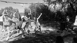 moment de partage entre les membres du collectif Le Bruit qui court lors d'une résidence de création artistique et militante