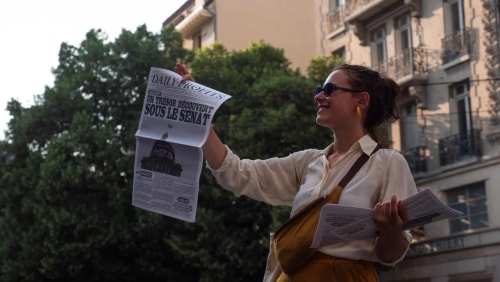 artiviste lors d'une action de mobilisation créative de distribution de gazettes satiriques et humoristiques