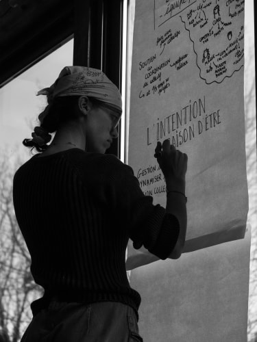 artiviste qui écrit l'intention et les valeurs du collectif Le Bruit qui court