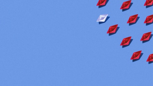 Un fond bleu avec des figures de bateaux en papier rouges et un bateau en papier blanc, pour représenter les engagements et l'expertise en recrutement de Keystone Recrutement.