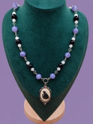 Collier le corbeau te guide