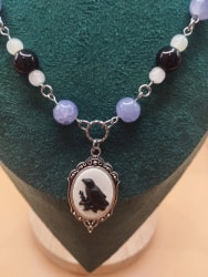 Collier le corbeau te guide