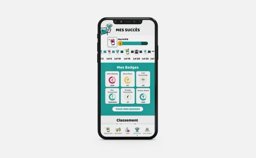 Écran de smartphone affichant une application avec la section "Mes succès" et des badges pour les défis réalisés, bons plans, CO2 économisé, eau économisée, énergie économisée, et niveau atteint.