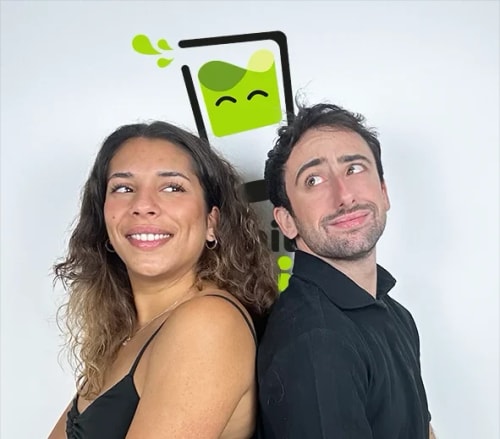 Un homme et une femme souriants, dos à dos, devant un mur blanc avec un dessin d'un verre vert à moitié plein souriant.